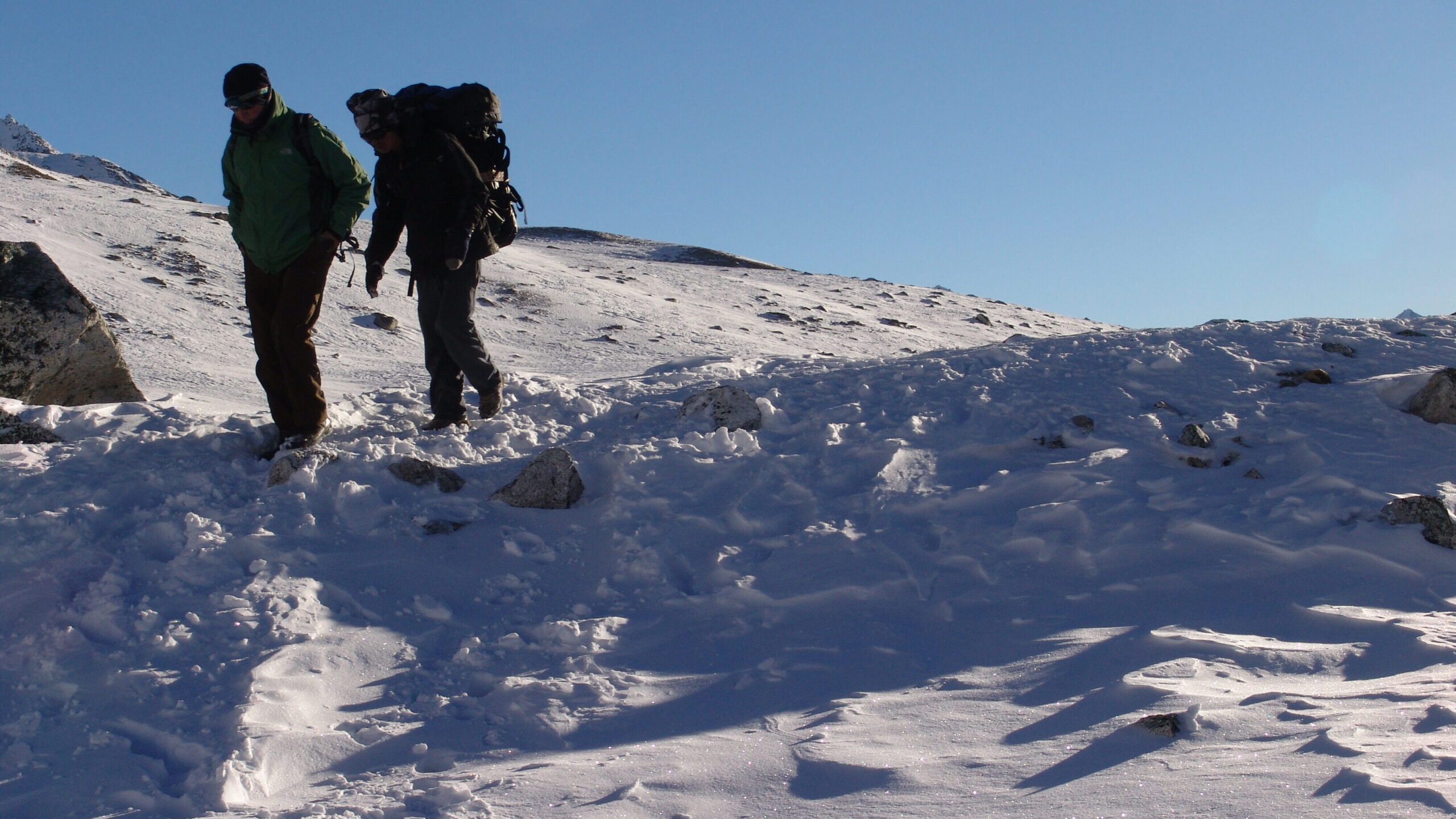 a trekker and a potter walking throught the mansalu valley